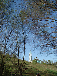 Виды храма со стороны источника